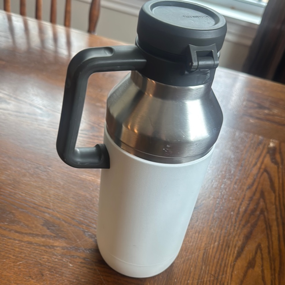 Stanley White and Black Insulated Bottle - Picture 5 of 11